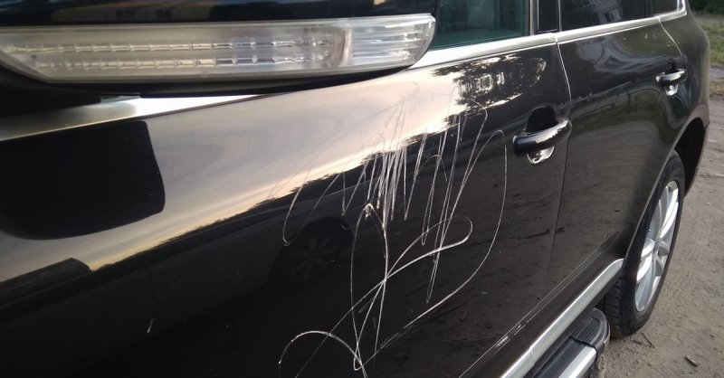 Царапал ночью дорогие авто в центре Мурманска