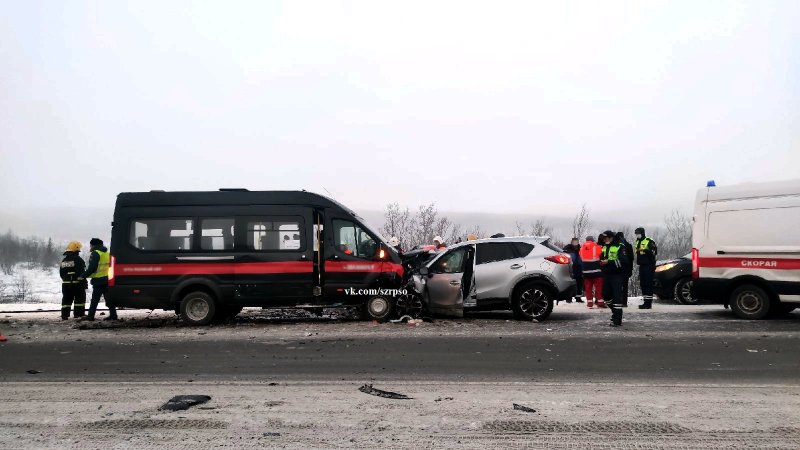 В лобовой аварии пострадали люди возле Абрам-Мыса