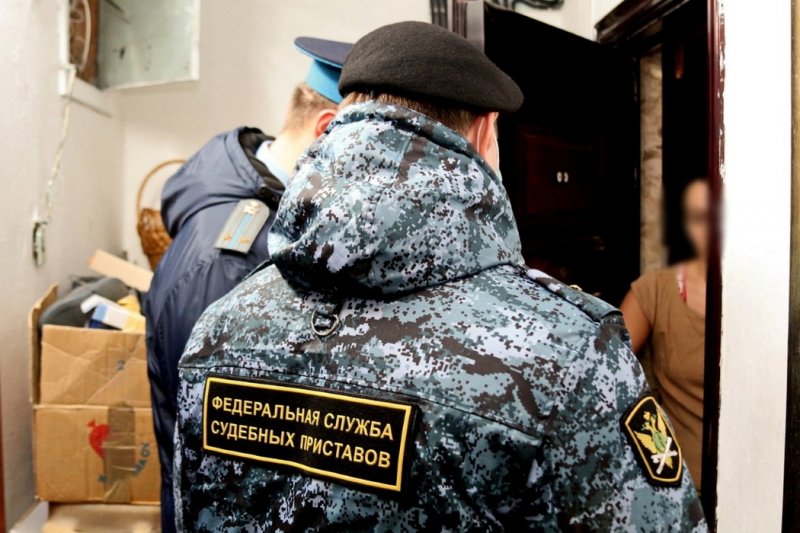 К должникам «за мусор» впервые пришли приставы в Кольском районе