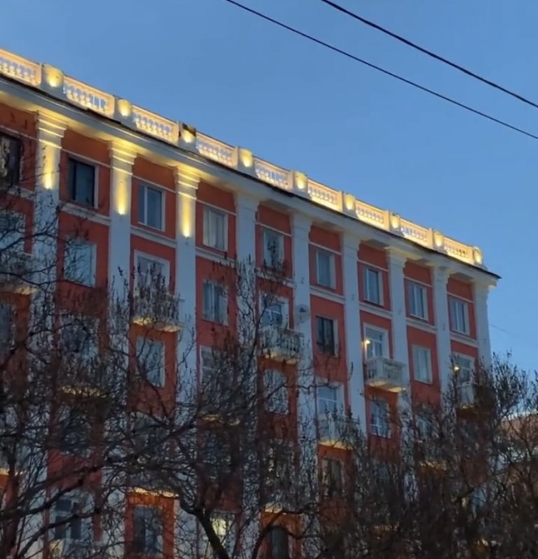 Подмигивать горожанам начали дома в центре Мурманска