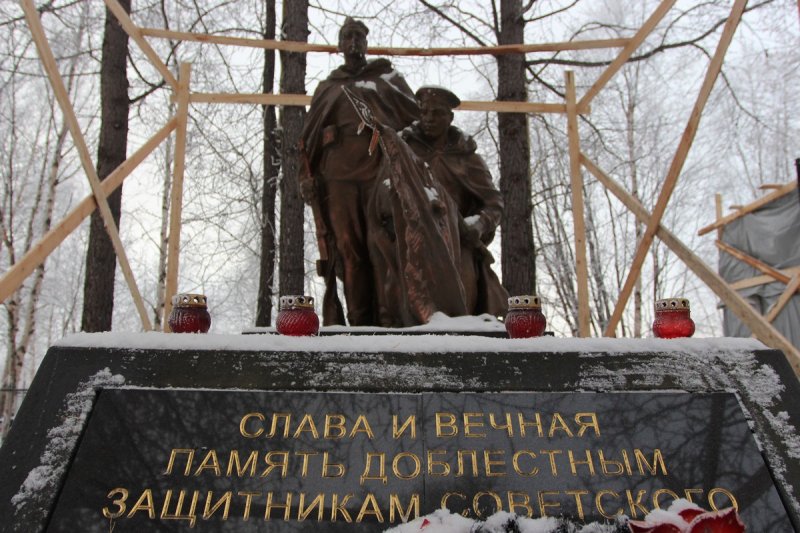 Как идет реконструкция военного кладбища проверили в Мурмашах