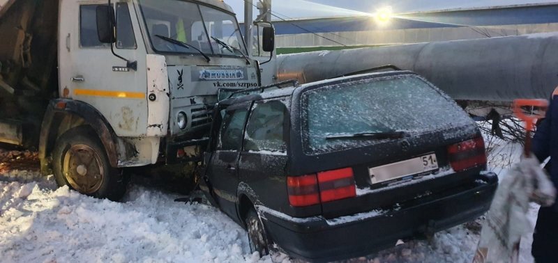 Раздавил полмашины КАМАЗ в Кировске