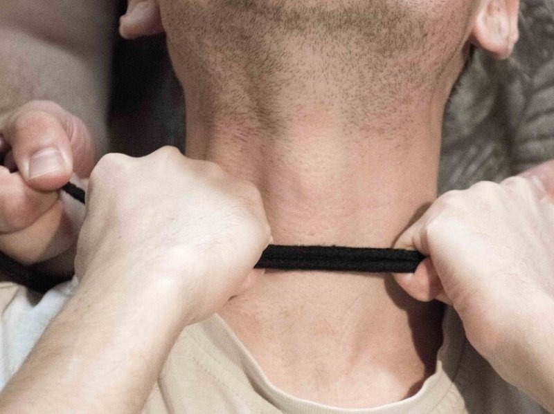 Шнурком пытались задушить мурманчанина ради «Логана»