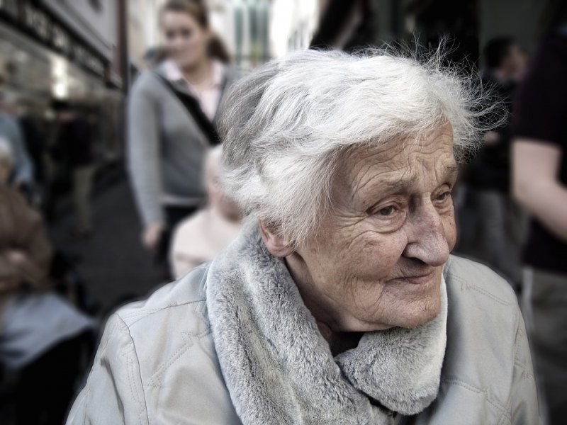 На 89-летнюю бабушку напал грабитель в Мурмашах