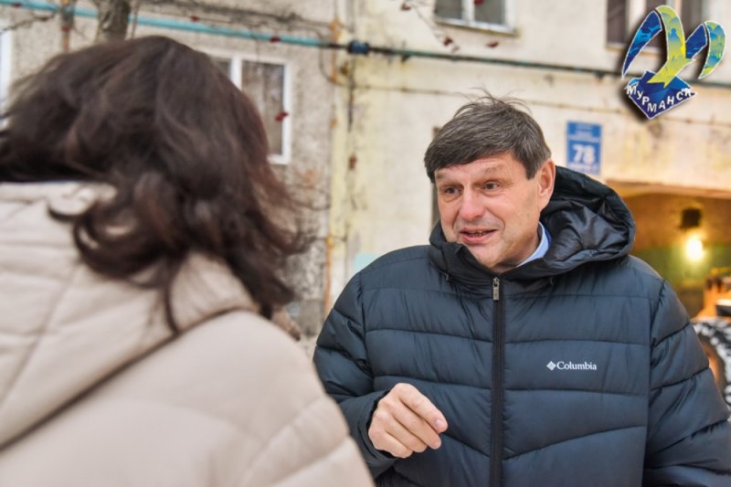 Нагрянул с проверкой депутат во двор на Героев-Североморцев в Мурманске