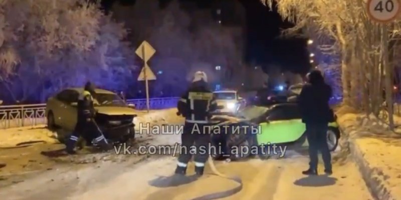 Сбил женщину и врезался в две машины водитель иномарки в Апатитах