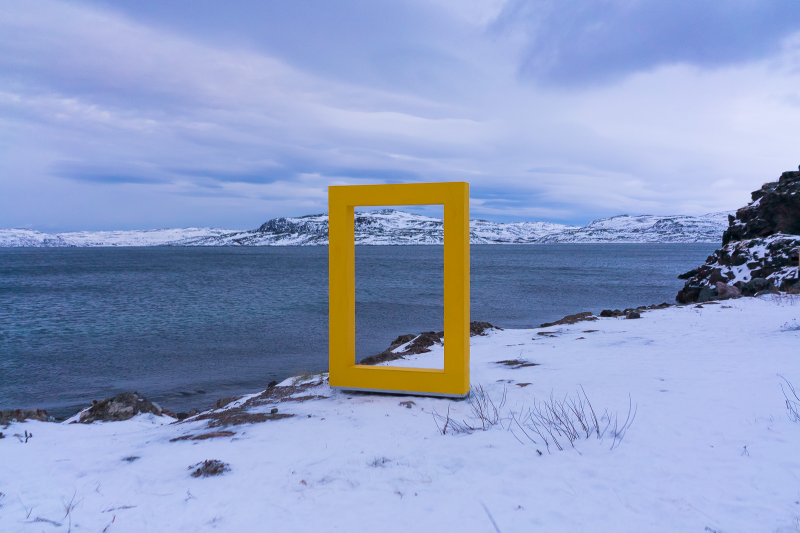 Рамка National Geographic появилась на берегу в Териберке