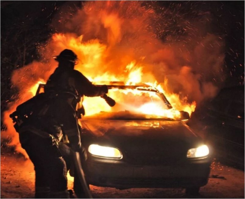 Сгорел микроавтобус утром в Мурманске