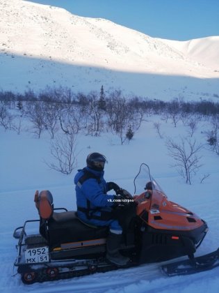 Ищут мужчину на снегоходе спасатели в Кольском районе