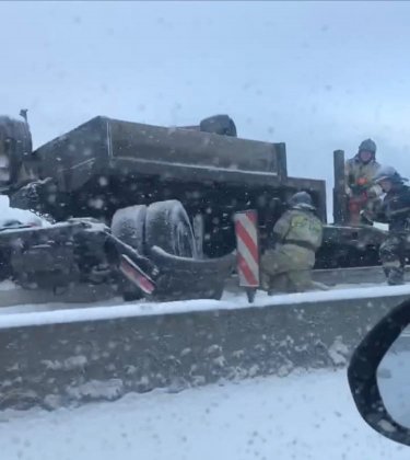 Водителя разбившегося КАМАЗа увезли в больницу в Мурманске