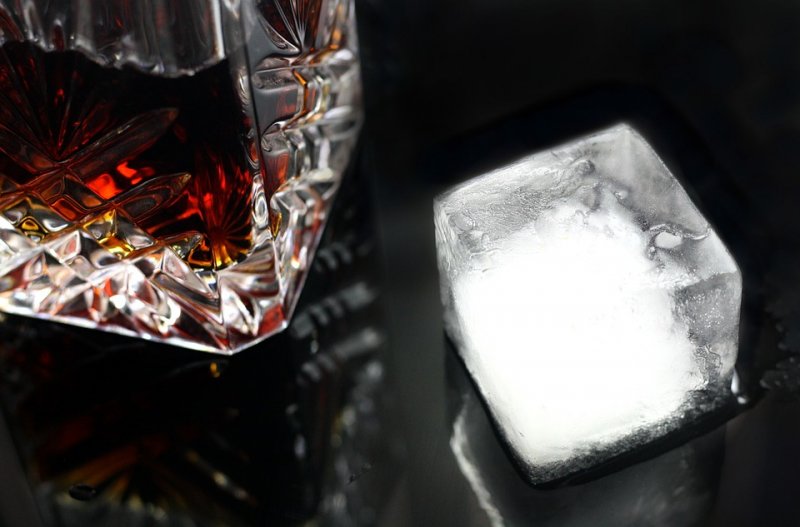 10 бутылок виски пытался вынести на себе вор из магазина в Мурманске