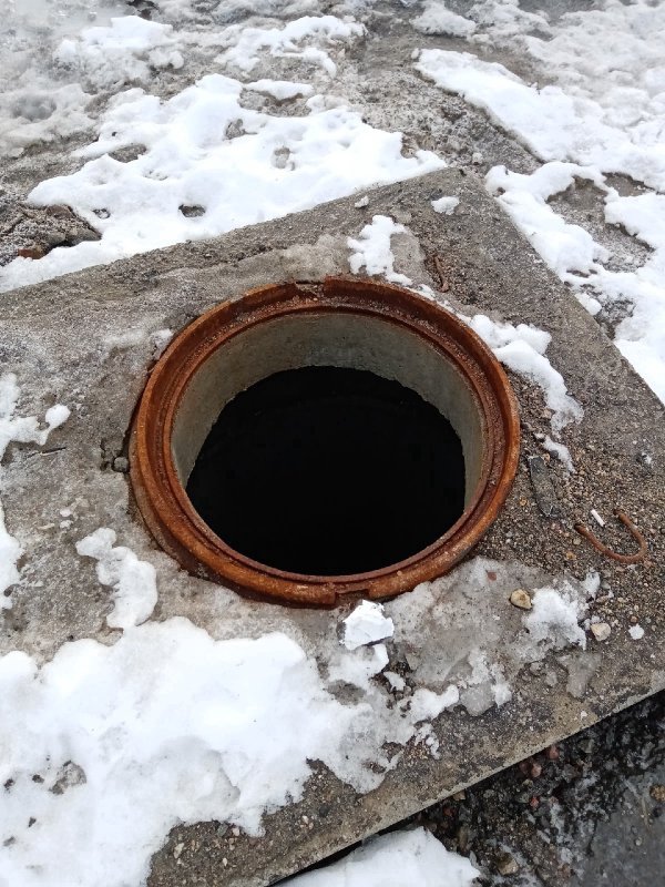 Открытую канализацию обнаружили рядом с детским садом в Мурмашах