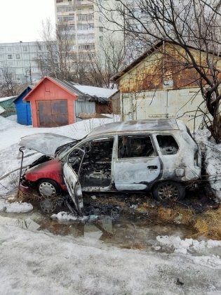 Сгорела иномарка возле гаражей в Североморске