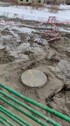 Провалилась земля во дворе в Никеле