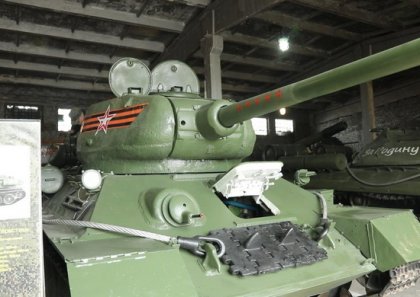 Танк провезет копию знамени в центре Мурманска