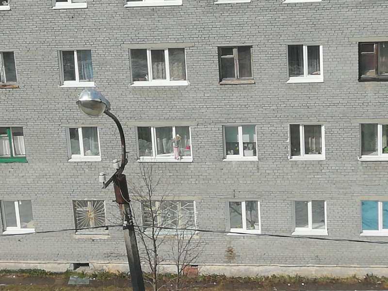 Ребенок вышел из окна на карниз в Кировске