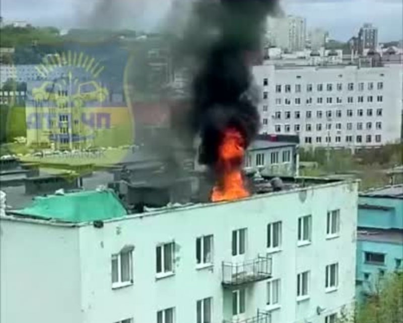 Полыхала кровля здания колледжа в Мурманске