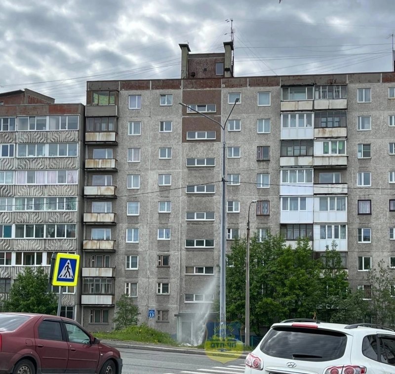Двухметровый фонтан бьет из канализации в Мурманске