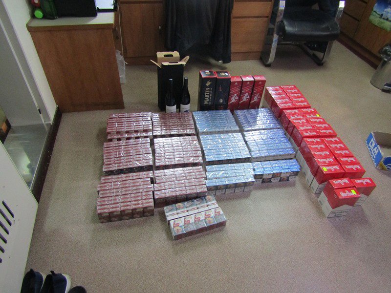 103 блока сигарет и 37 литров алкоголя незаконно ввез экипаж судна в Мурманск