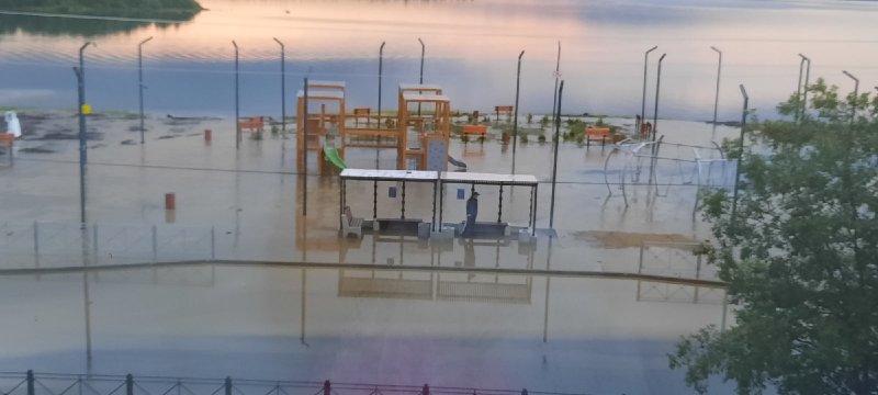 Затопило набережную, остановку и дорогу в Мончегорске