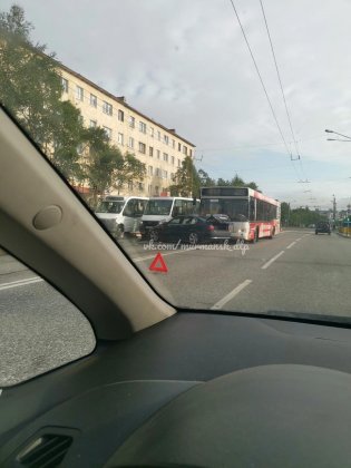 Под автобус и маршрутку попала легковушка в Мурманске