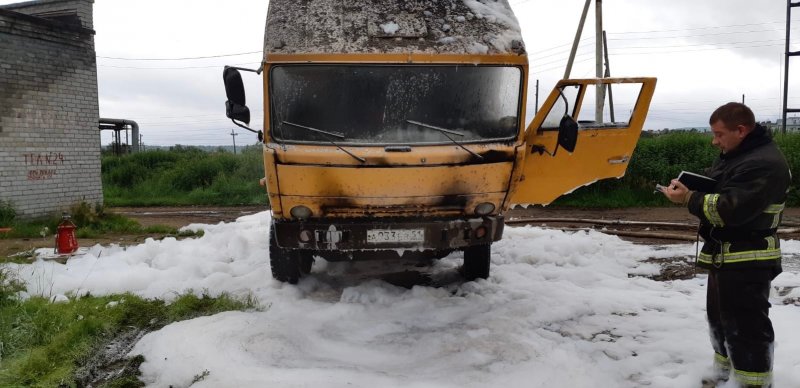 В совхозе огонь охватил "КАМАЗ" в Междуречье