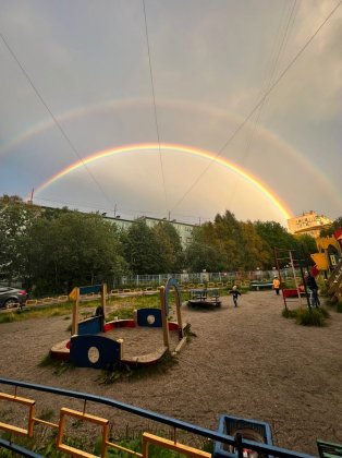 Сотни фотографий двойной радуги опубликовали мурманчане