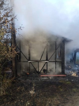 Остов на месте постройки после пожара остался в Кольском районе