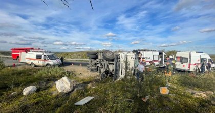 Вызволяли водителя из кабины перевернувшегося грузовика