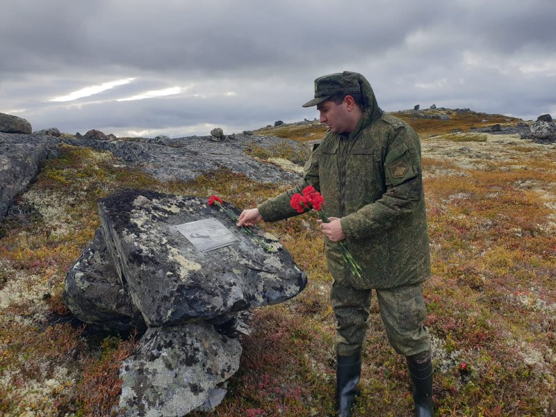 Памятный знак установили следователи на месте гибели самолета близ Лиинахамари