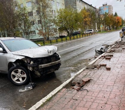 Снесла забор иномарка ночью в Мурмашах