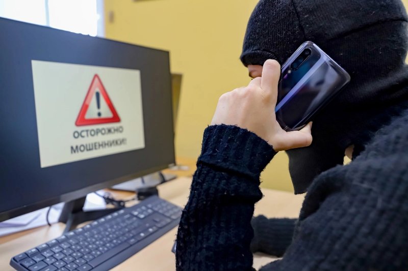 Через соцсеть обманул пенсионерку аферист в Североморске