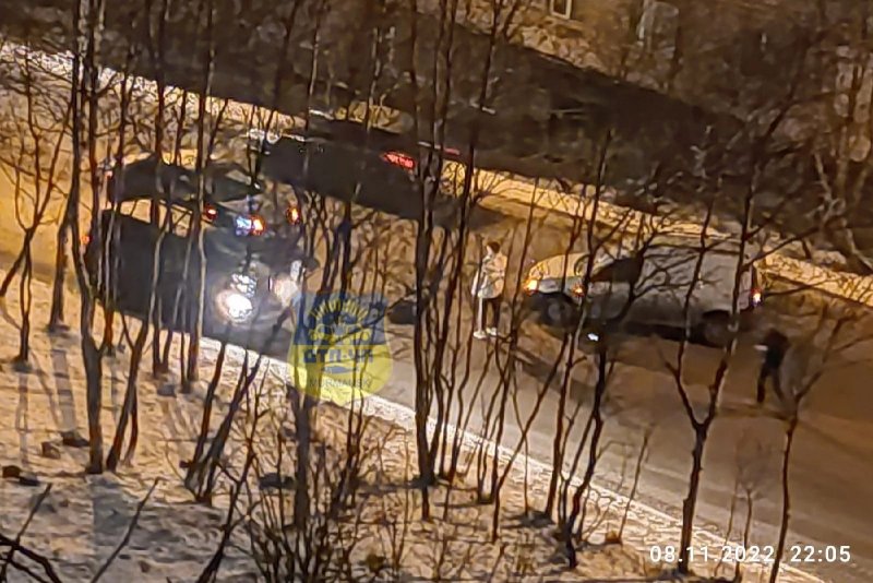 Сбитого машиной пешехода увезли на "скорой" в Мурманске