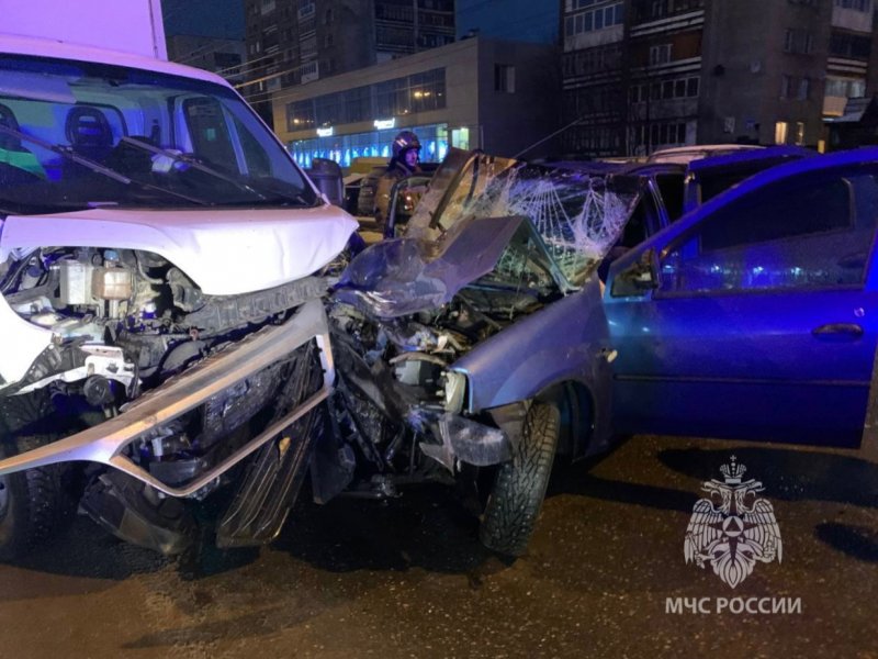 Погиб пассажир иномарки в аварии с грузовиком в Мурманске