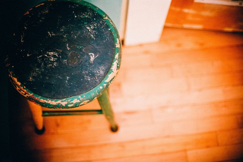 Друг избил табуреткой по голове жительницу Колы