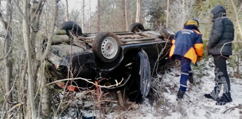 Из покореженного авто пострадавшего извлекли спасатели возле Апатитов