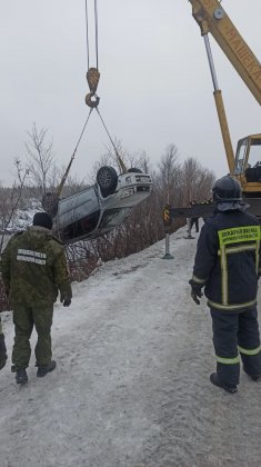 Автокраном доставали из канавы внедорожник в Кировском районе