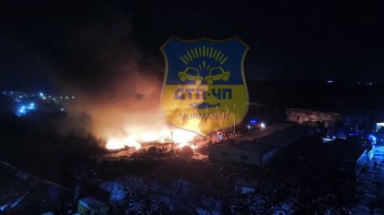 Под Мурманском горит крупный склад покрышек