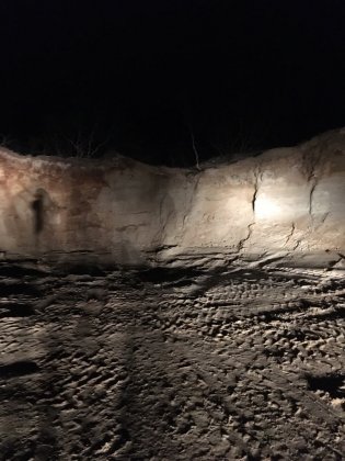 Незаконно машинами вывозили песок около Териберки