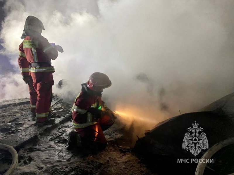 Оплавились две машины при пожаре в автосервисе в Мурманске