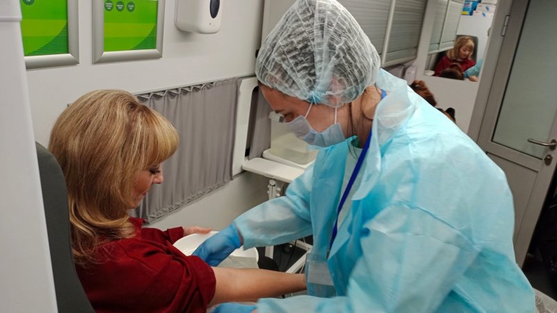 Мурманчанам бесплатно выдают витамины