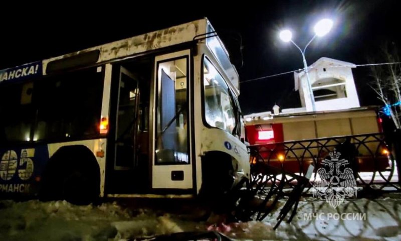Ночью автобус протаранил забор в Мурманске