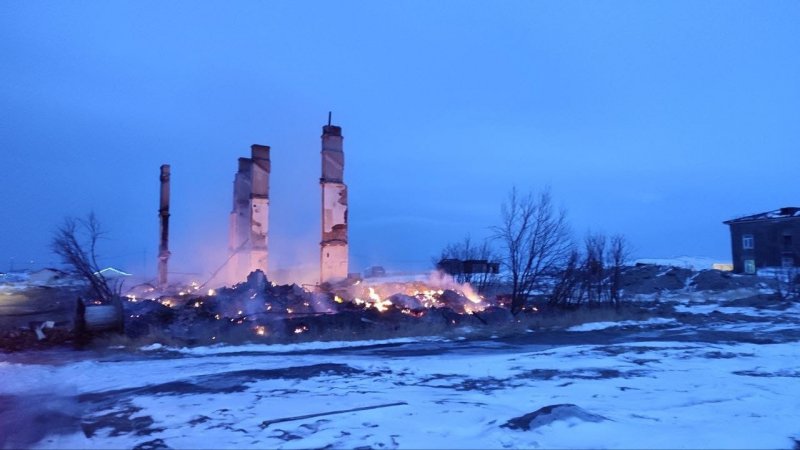 Остались печные трубы на месте сгоревшего дома в Териберке