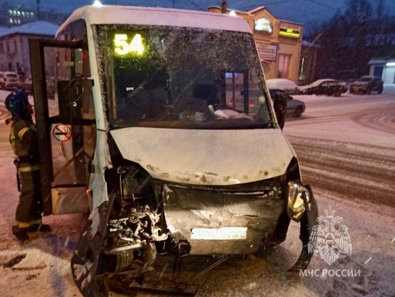 Маршрутка попала в аварию в Мурманске