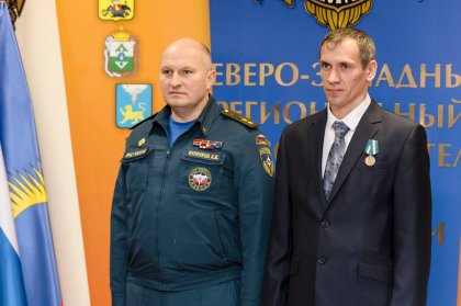 Спасшего из горящей машины людей северянина наградил глава МЧС России