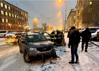 Увезли в больницу пострадавшего в аварии в центре Мурманска