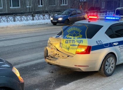В машину ДПС врезался УАЗ в Мурманске