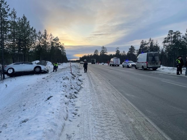 Раскидало по обочинам машины после ДТП в Кольском районе