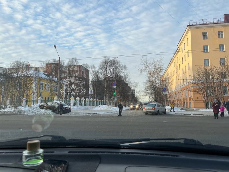 Выскочила с дороги в сугроб иномарка в центре Мурманска