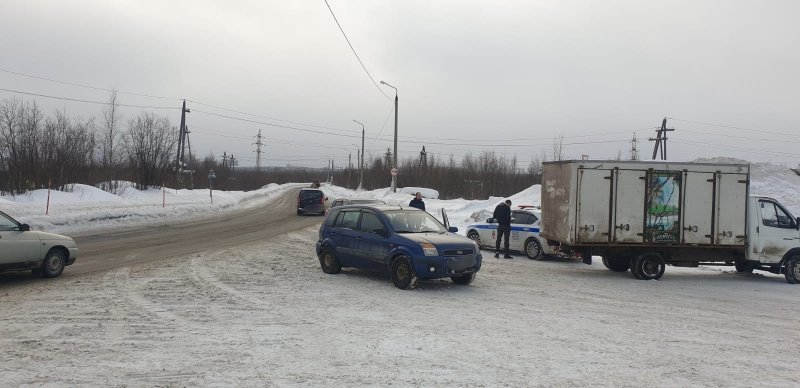 Наказали за единый массовый обгон на мосту водителей трех машин в Апатитах
